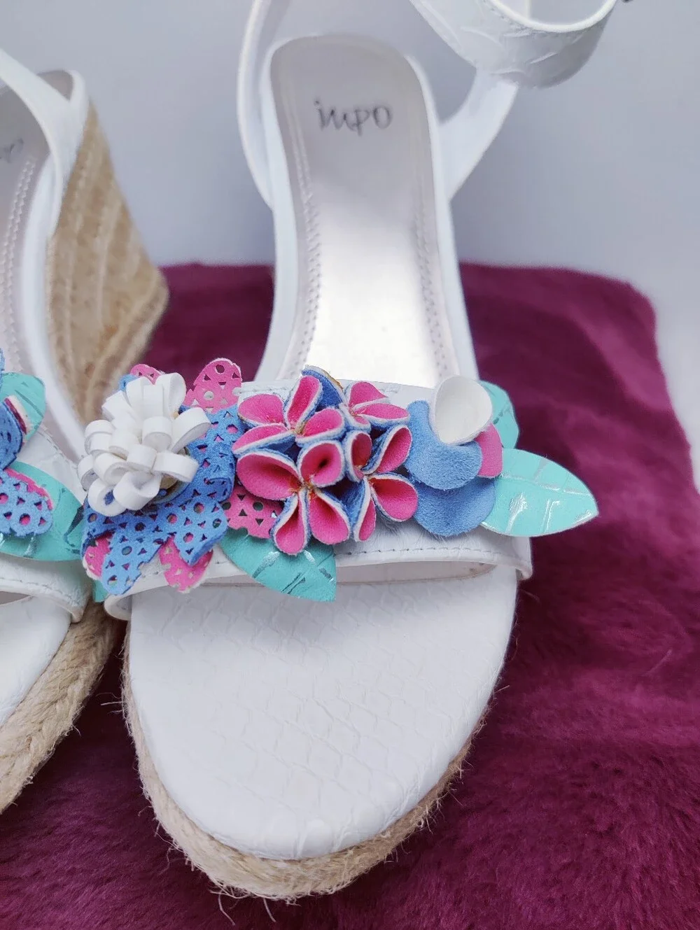 Impo White Floral Espadrille Wedge Sandals Ankle Strap Size 9M Croc Faux Leather